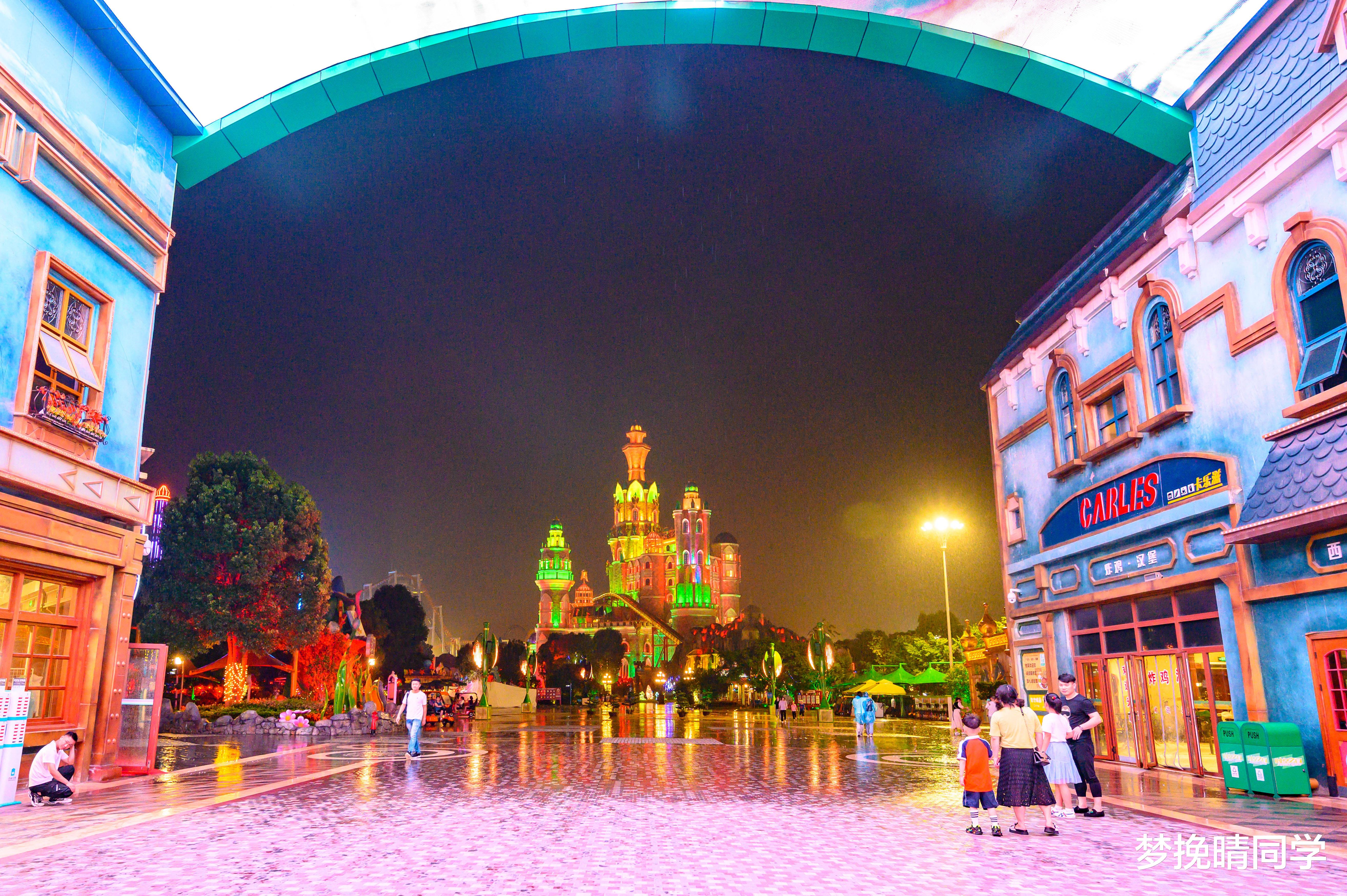 |浙江有座可以避暑的游乐园，夜晚如童话世界，杭州地铁可达