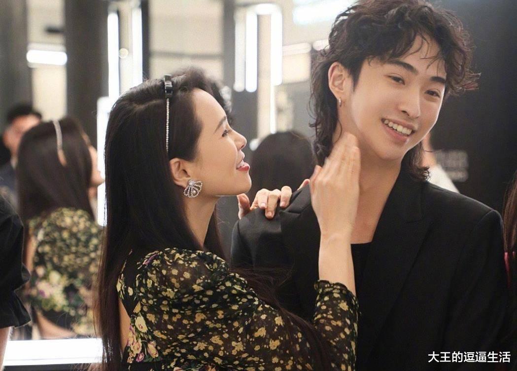 伊能静|伊能静和钟丽缇爬山,54岁伊能静粉白搭配显嫩,51岁钟丽缇似少女