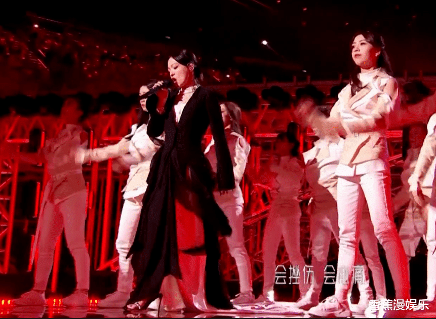 眼影 26位女星跨年争艳大戏:杨幂穿貂,杨紫撩开刘海,一个比一个有招