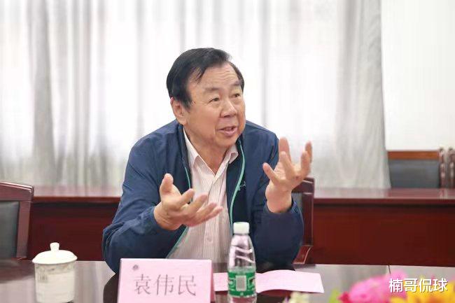 袁伟民|82岁袁伟民罕见现身！为杜锋儿子题字送墨宝，曾怒辞足协主席未果