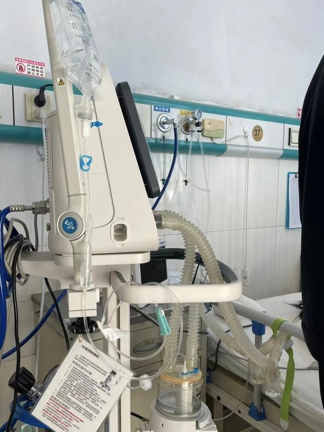 医生|服用辉瑞paxlovid患者：有百岁老人吃药后平稳度过；有人花1万5买药，对药贩子又爱又恨