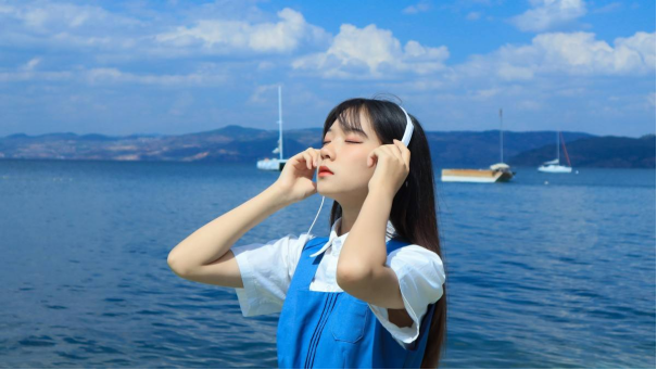 明星素颜 经常素颜和长期化妆的人，五年后会有多大差距？为什么？
