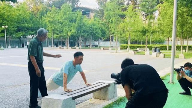 杜海涛 杜海涛停工半年终于营业，公园顶烈日健身录节目，瘦到容光焕发