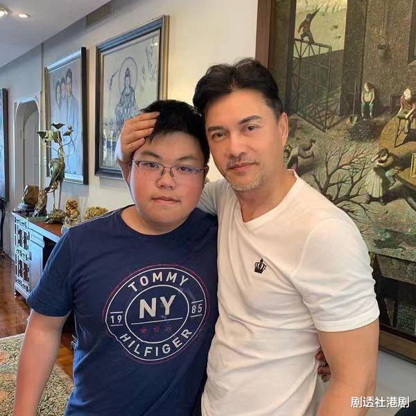 吕良伟|中国风豪宅曝光!65岁不老男神家中堆满古董,靠娇妻成人生赢家