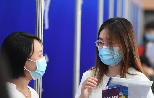 西安|名校毕业的女儿被大厂裁员,母亲焦虑到崩溃,网友:哭有什么用