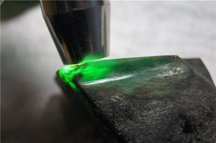 翡翠|货主狠心花4800买块翡翠原石,切开后卖家都“垂涎欲滴”!