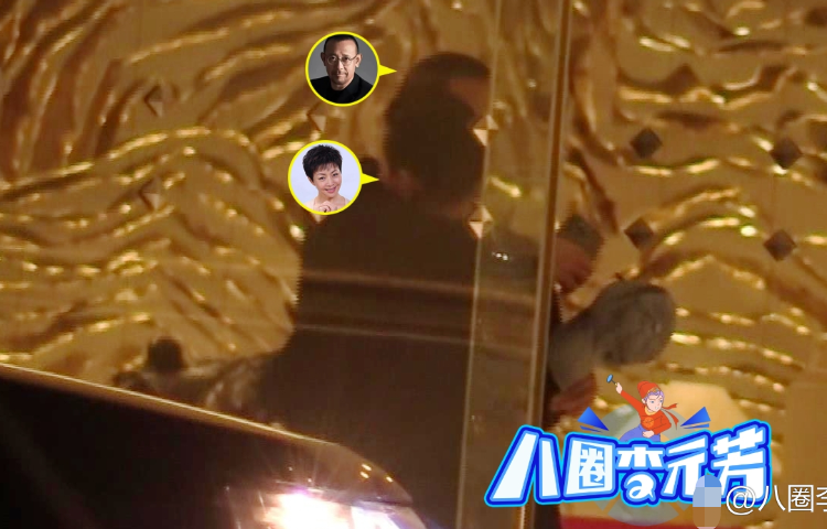 宋丹丹|宋丹丹素颜现身酒店门口! 双手抱胸太霸气,老公一头银发好显眼