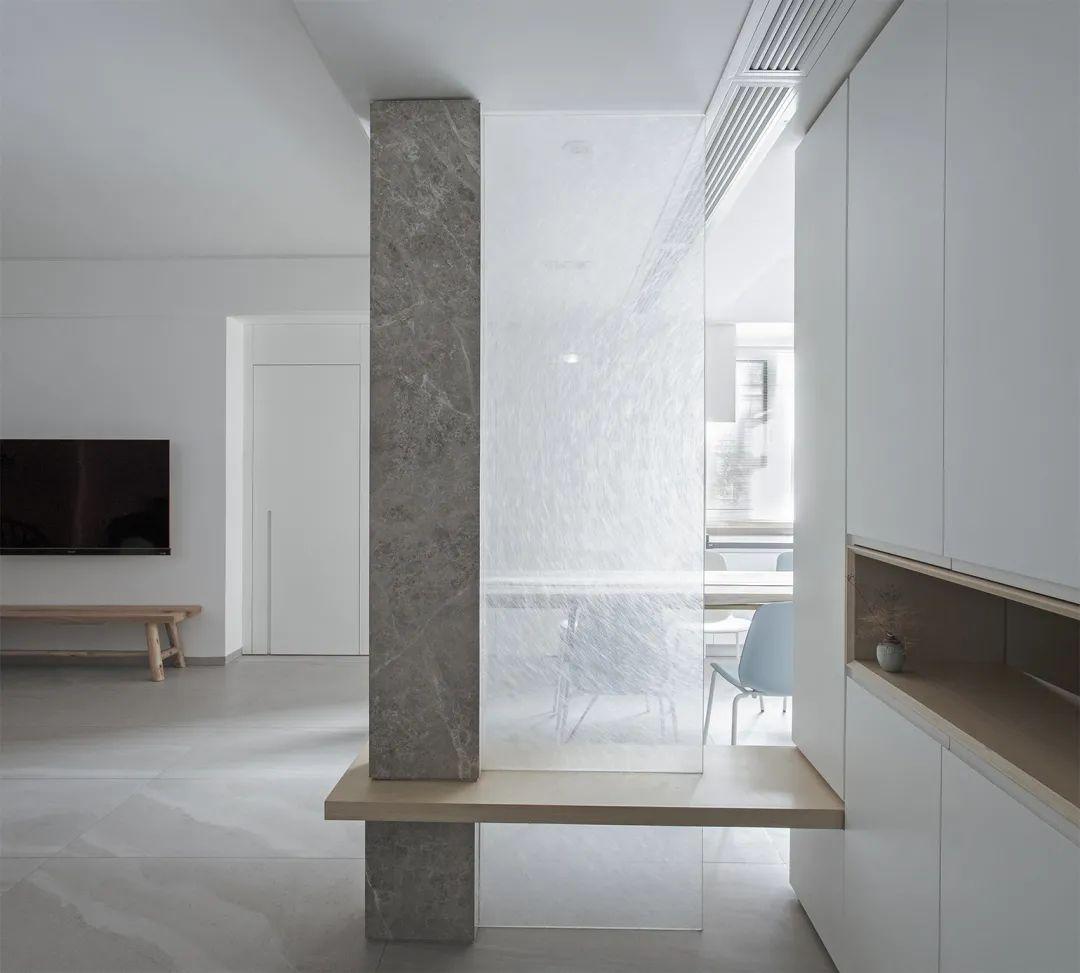 进门没玄关没隐私,根本不是痛点!加隔断做块悬空板,都说最实用