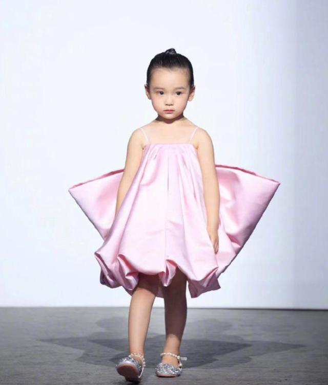 高云翔|高云翔弹唱为6岁女儿庆生，他和董璇离婚后，小酒窝依旧被爱包围