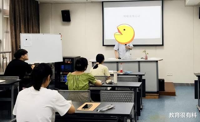 教师|大学教师朋友圈发布不当言论,校方解聘,网友:怎么当上老师的?