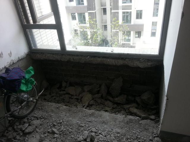 砸飘窗砸出大坑，小白业主不知所措，除了要做好回填还得做好这个