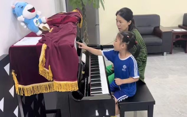 王楠|王楠坑娃欺负人，安排女儿拎重物，笑笑气急大吼，蹲在地上真可怜