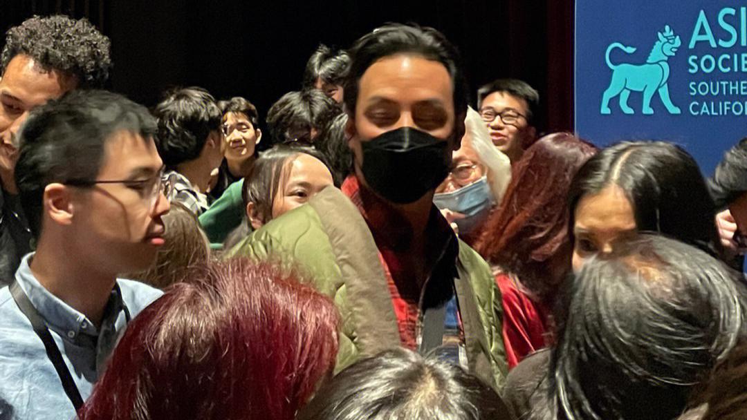 吴彦祖|吴彦祖现身国外名校好威风！穿夹克演讲被全校追捧，发际线后移大脑门有智慧