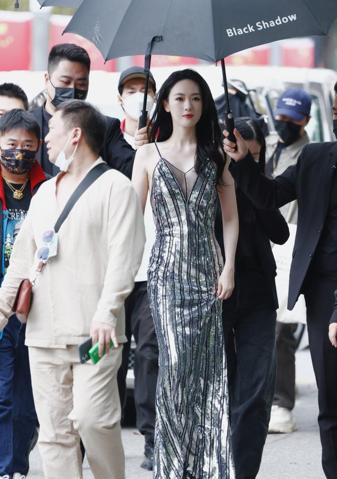 金晨|Vogue女星红毯秀:金晨廉价,周冬雨干瘪,孙怡豪放,张小斐王炸