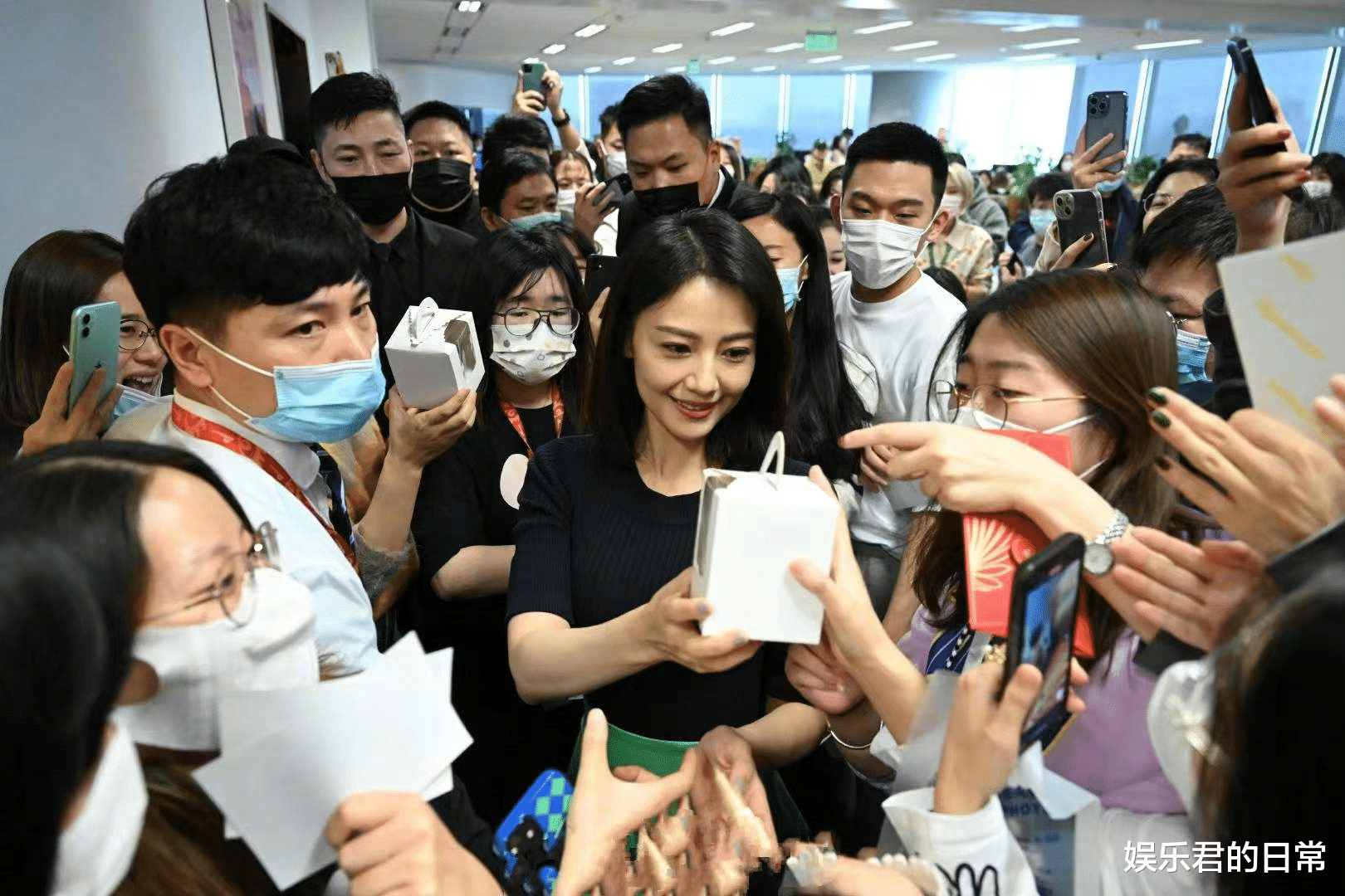 高圆圆|高圆圆现身某公司扫楼,男员工集体离位围观,小腹凸起与常人无异