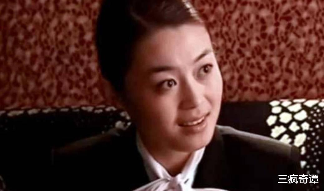 关婷娜|关婷娜秀生活，豪宅内喂羊驼，身材丰满，皮肤白皙，俏皮可爱