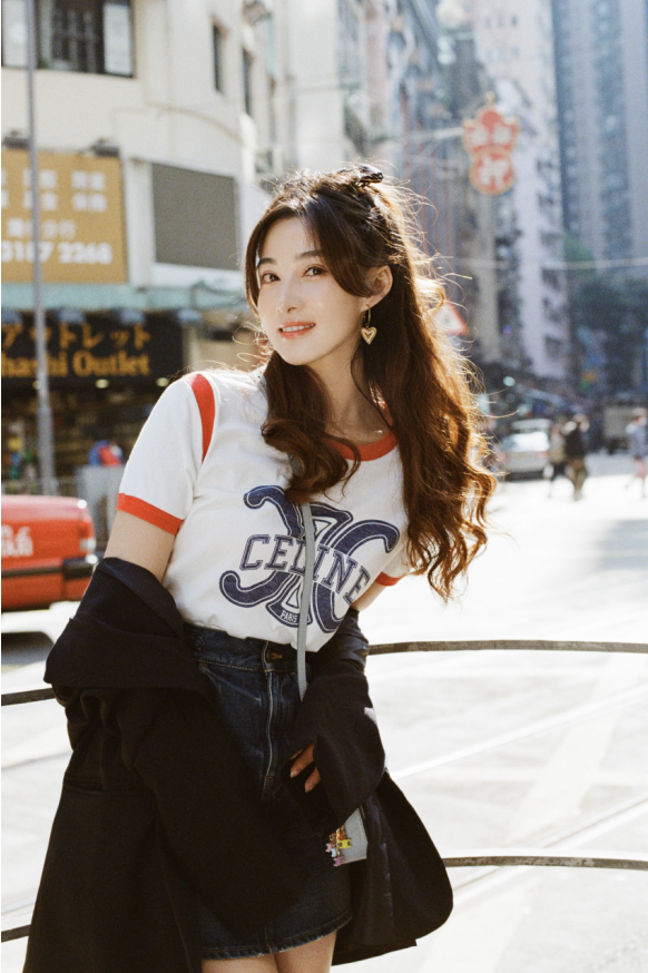 孙嘉璐|孙嘉璐海风大片好清甜,像极了文艺电影女主,生动而有韵味