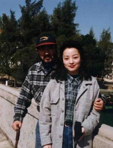 杜星霖|带3娃与小31岁娇妻秀恩爱，71岁张导的幸福你羡慕不来.