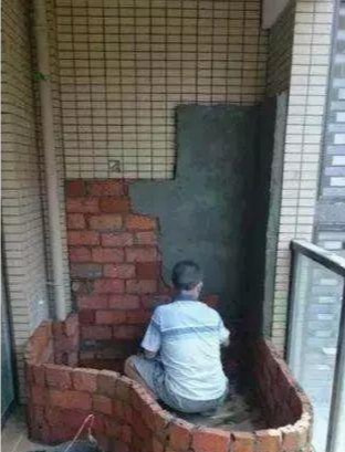 农村公公在阳台上砌了个鱼池,发到业主群里,楼下直接找上门了