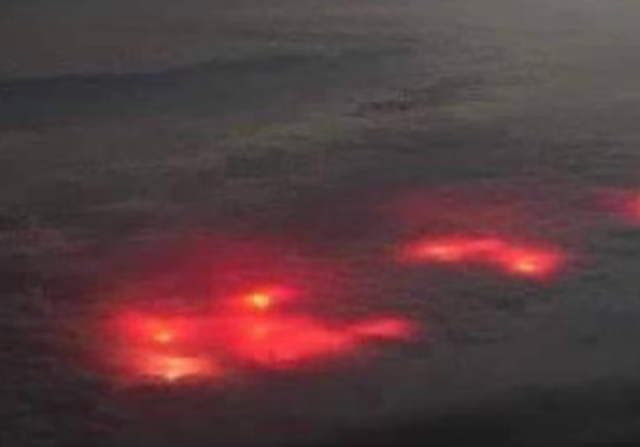 大西洋上空出现血红色云层!飞行员:从未见过,究竟是什么原因?
