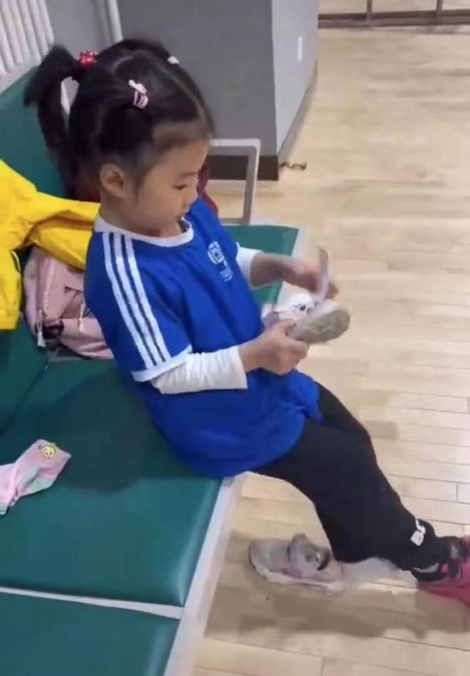 王楠|王楠女儿背重书包不让爸拿，挥手告别教练，麻利换鞋袜自称讲究人
