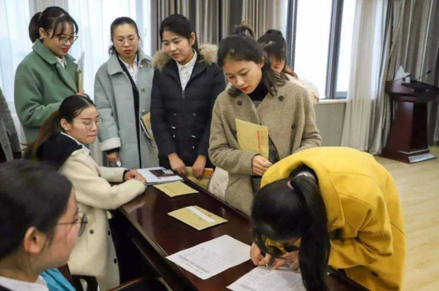 求职|专科“普信女”不满求职被拒，晒简历求安慰，却在评论区看清现实