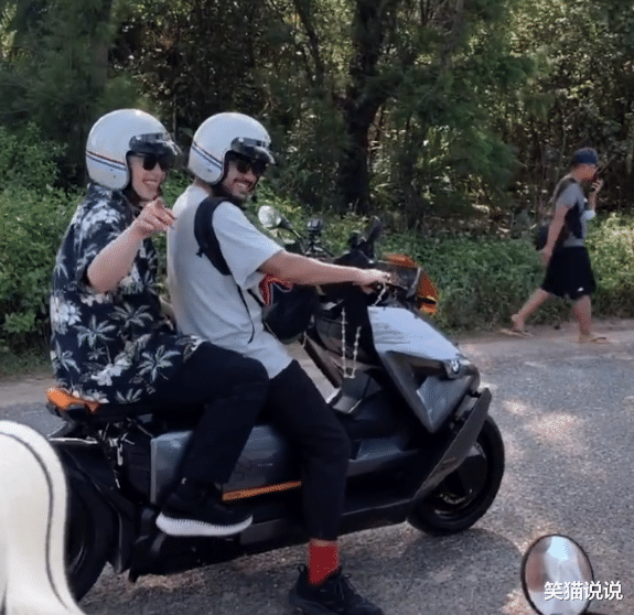 林峰|披哥涠洲岛录节目：任贤齐合影被吓出表情包，林峯帅气有礼貌！