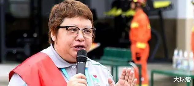 豌豆苗 韩红老师大学时期照片流出，五官精致发型干练，曾经是军艺校花