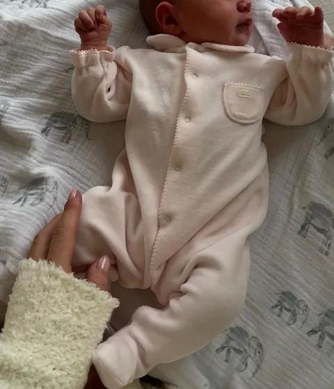 杰森·斯坦森|54岁杰森斯坦森罕见同框34岁未婚妻,满脸温柔,二胎女儿肉嘟嘟