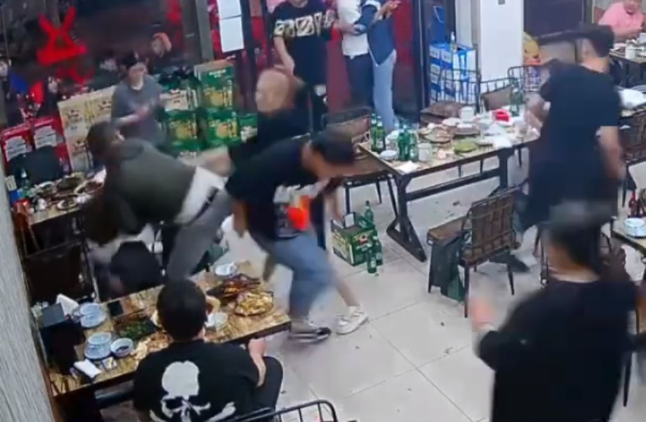 杨幂|唐山事件打人男子近照曝光，长相富态生活奢靡，网传已花60万私了