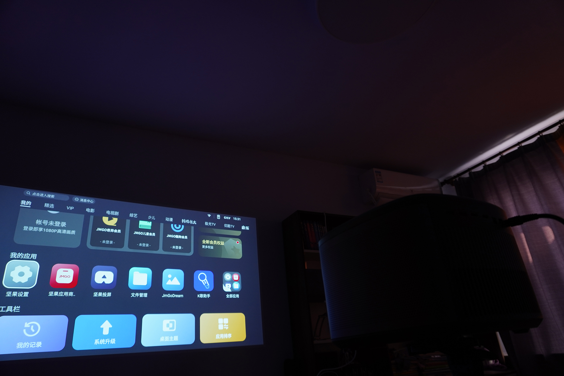 徕卡|白天真的不用拉窗帘吗？坚果J10S投影仪2400ANSI流明徕卡丹拿体验