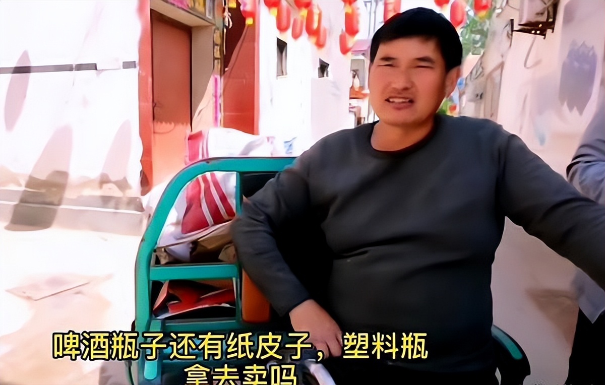 朱之文|大衣哥亲自收小麦！不忘本分携妻共同劳作，不见小伟和准儿媳陈萌