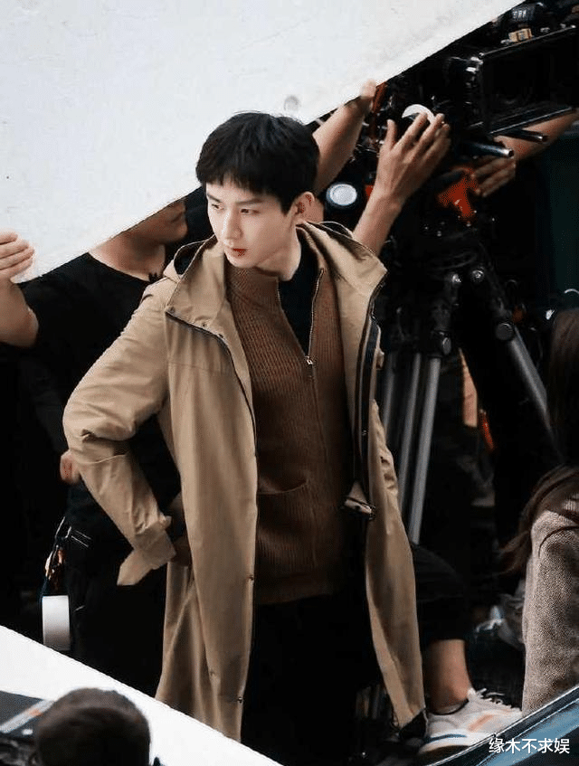 成毅|31岁成毅《底线》路透，新剧挑战新发型，风格不同帅气依旧