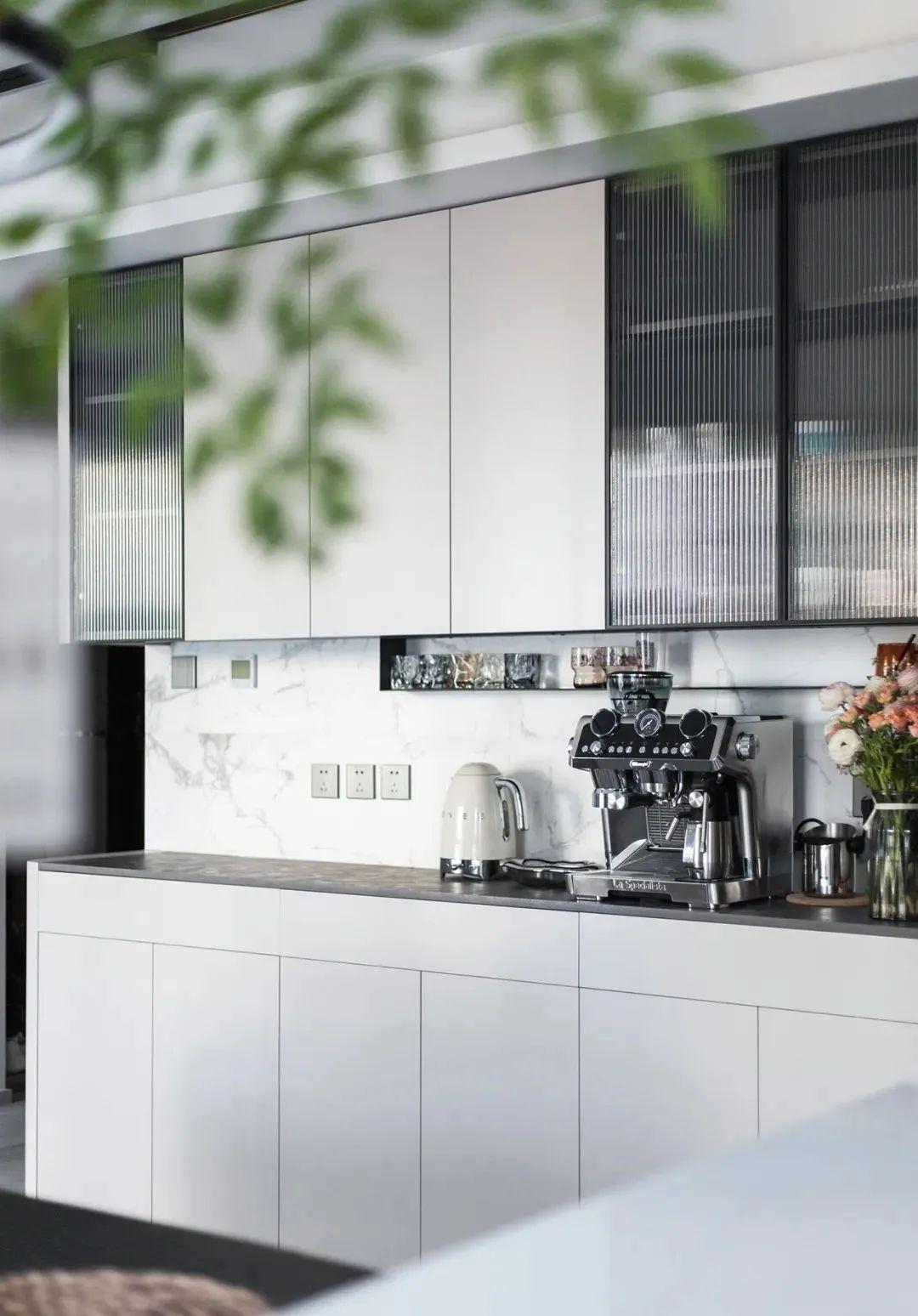 112㎡现代两居,4处柜门变房门,这个家到处都是“密室”,有趣