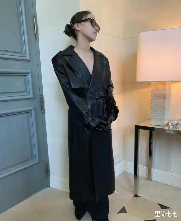 窦靖童|窦靖童终于换回女人造型，国外看秀，盘发配裙装很像王菲啊