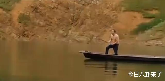 饵料|贵州一男子火了，钓鱼时连人带船被鱼“钓”走，网友：侮辱性极强