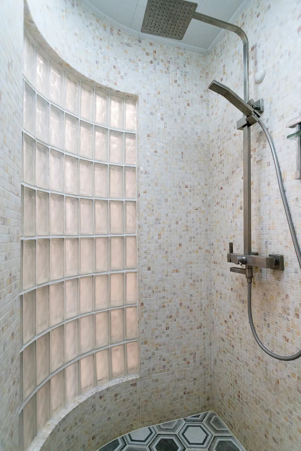 晒晒13万装修的55平小户型,这弧形电视墙,很多人就没见过