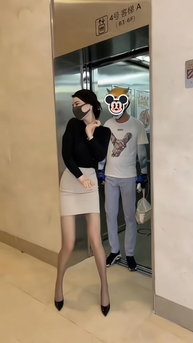 一女子在电梯门口跳舞，挡住外卖小哥的去路：你能去旁边跳吗