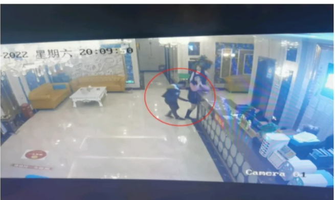 贵州黔东南,赵女士是KTV的一名服务员,平日里负责为客人上果盘