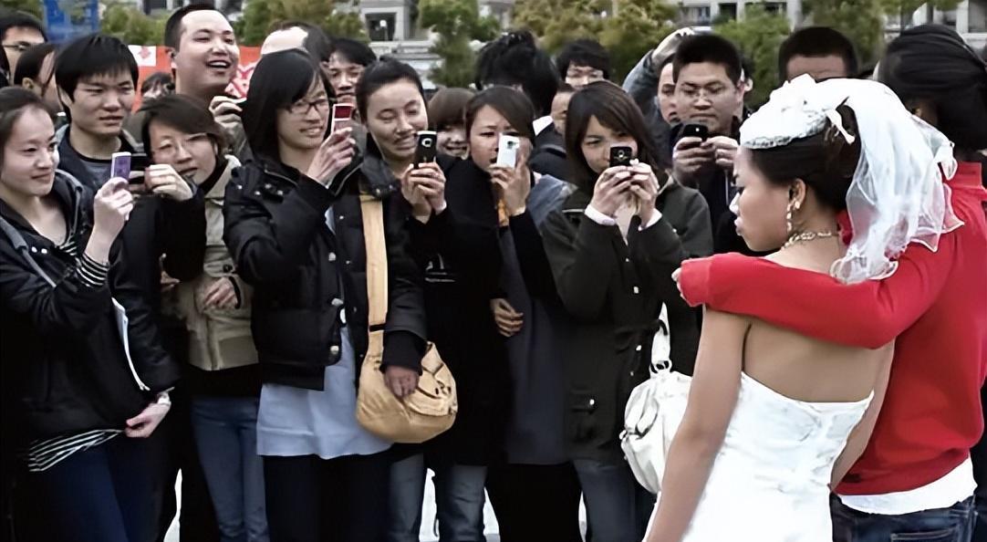 凤姐|“过气网红”罗玉凤:曾为出名肆无忌惮,在美国11年活的不如狗