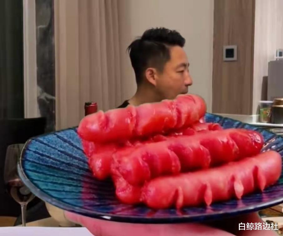 汪小菲|汪小菲懒理大S婚讯搞事业，直播狂吃却不说话，疑抠图欺骗消费者