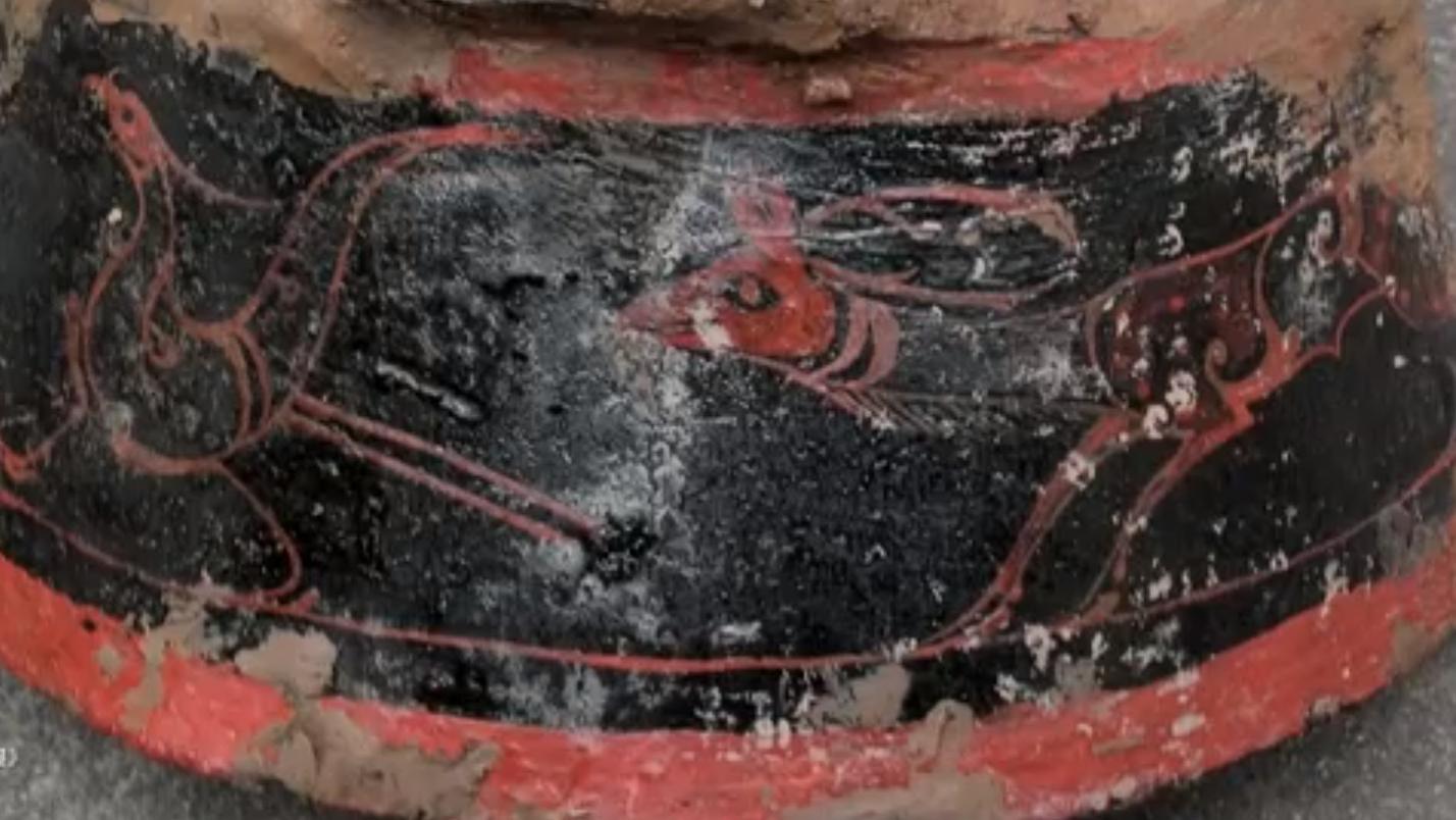 四川老汉翻修老宅发现古墓，挖出绝世宝剑，竟在棺材上睡了50年