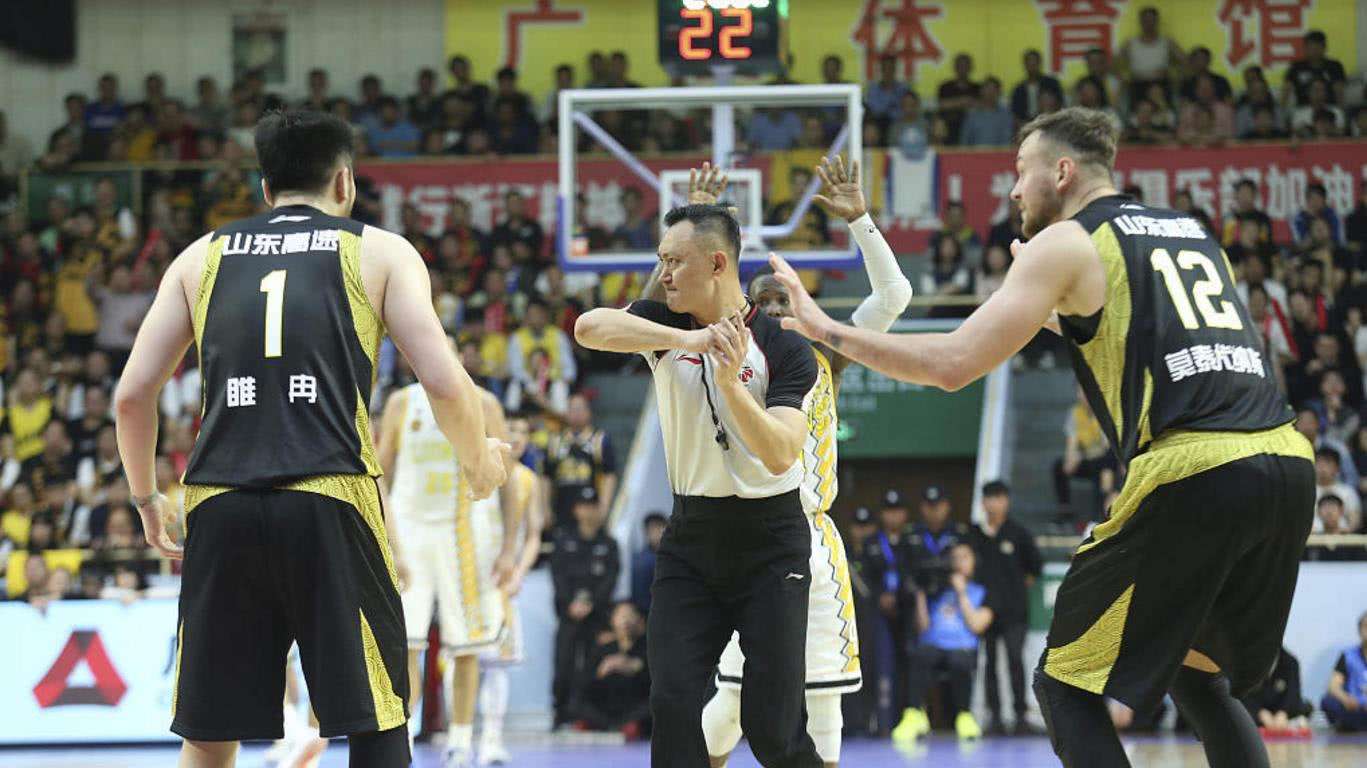 廣東男籃|截止目前，CBA打球違體犯規(guī)前十排行榜，廣東隊(duì)遼寧隊(duì)均不上榜