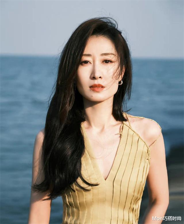 发型 别让年龄限制你的时尚!40岁女人打扮:裙不用过膝、头发可以过肩