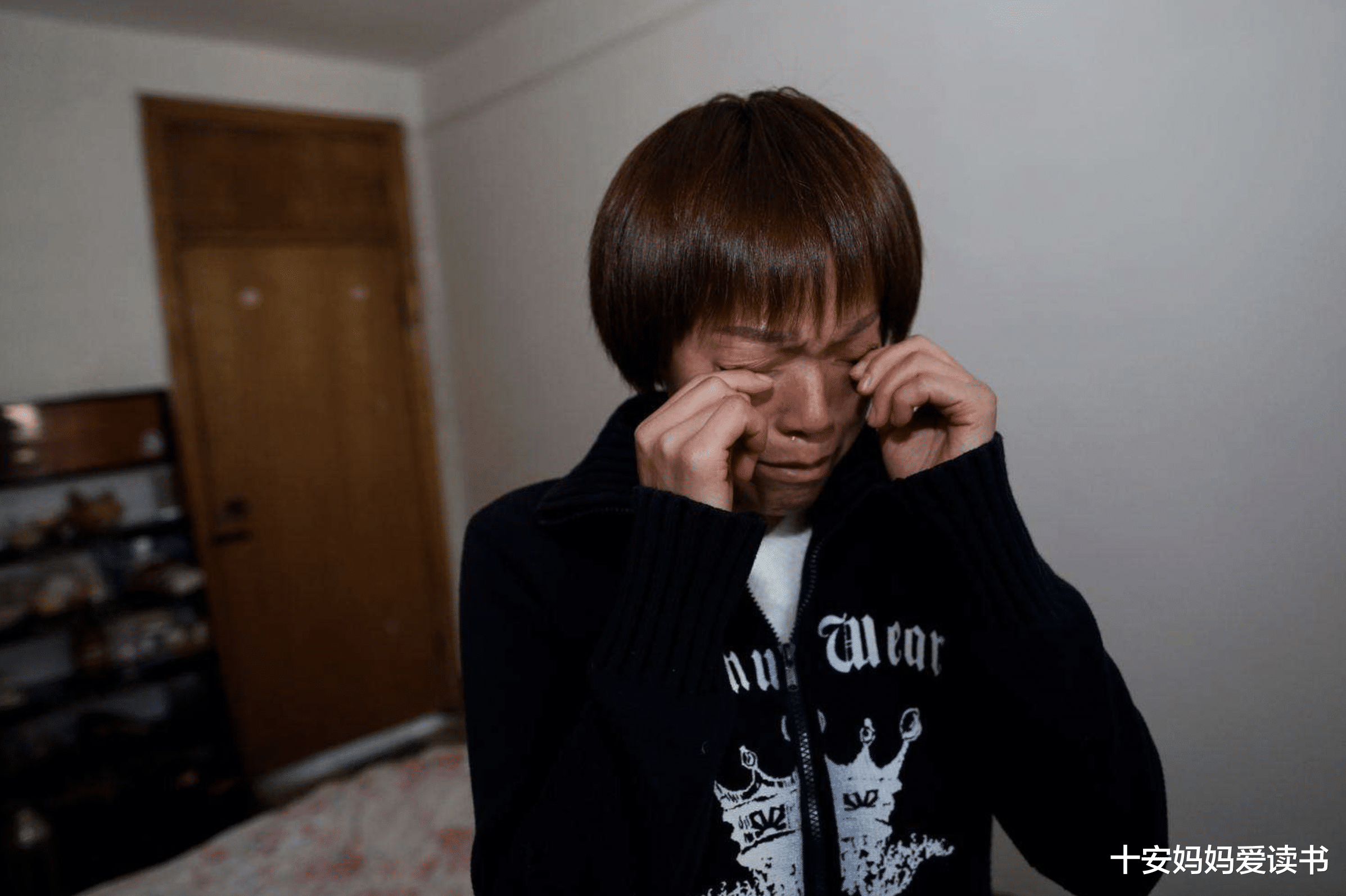 “把你儿子和我换”,产妇三胎生女娃,下跪卑微请求邻床产妇