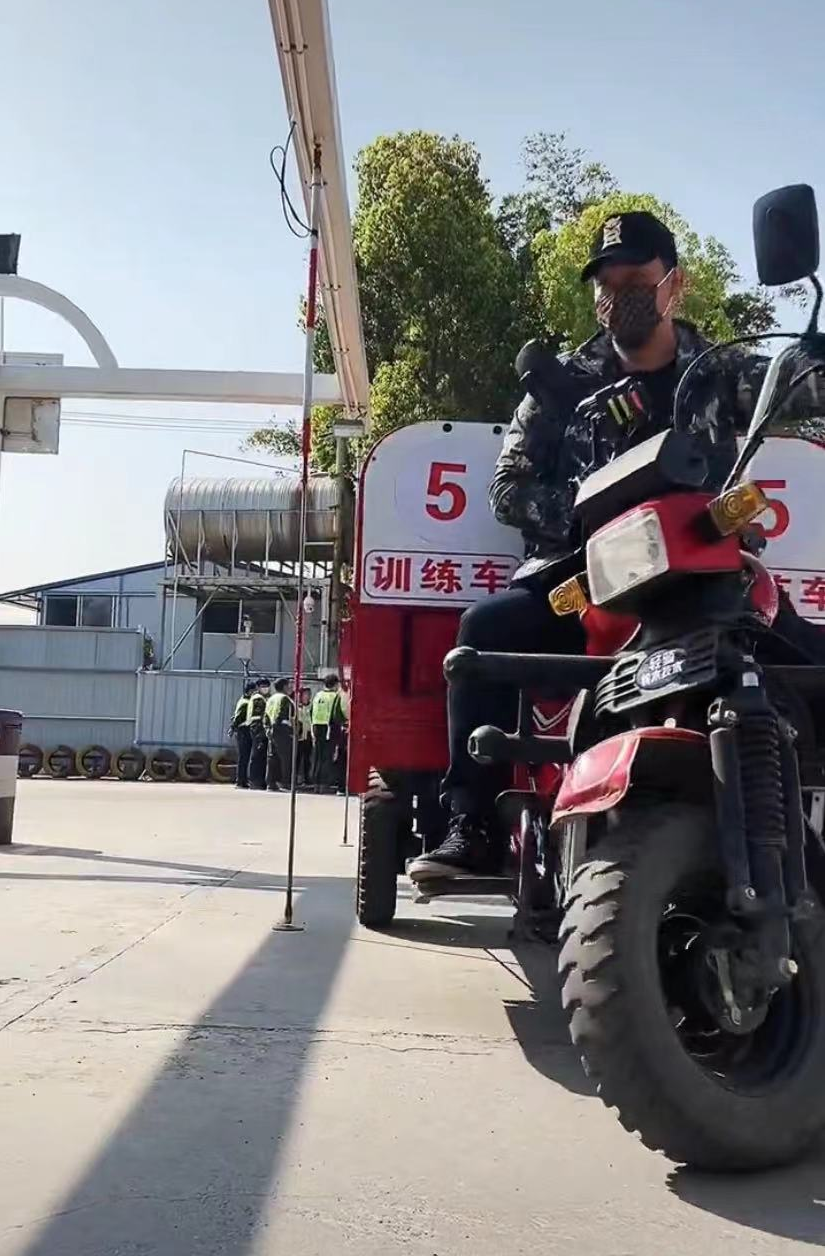 晋松|48岁戏骨自认改行下乡种地！开农用三轮车接地气，戴金表串珠抢镜