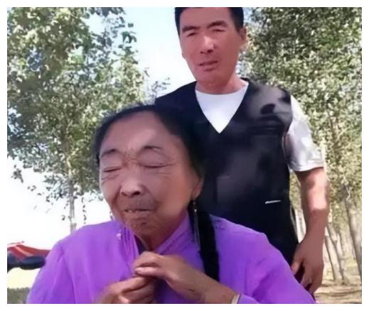 马玉琴和孙子下地拔韭菜,表情鬼鬼祟祟,网友:孙子也给带坏了