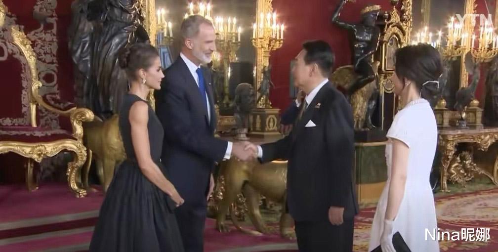 韩国第一夫人首次晚宴用力过猛，穿白裙戴手套似迎宾，整容脸太掉价