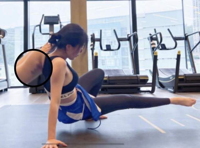 田朴珺|“王的女人”田朴珺素颜健身!穿背心紧身裤秀身材,手臂纹身抢镜