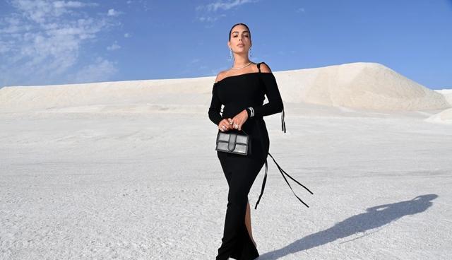 乔治娜|乔治娜游艇上穿黑色比基尼暴露好身材时装展走秀尽显典雅（图）